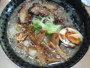 純粋金華豚の背脂入り特製三元豚とんこつ醤油ラーメン