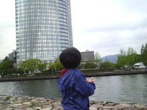 ホテルを見上げる息子